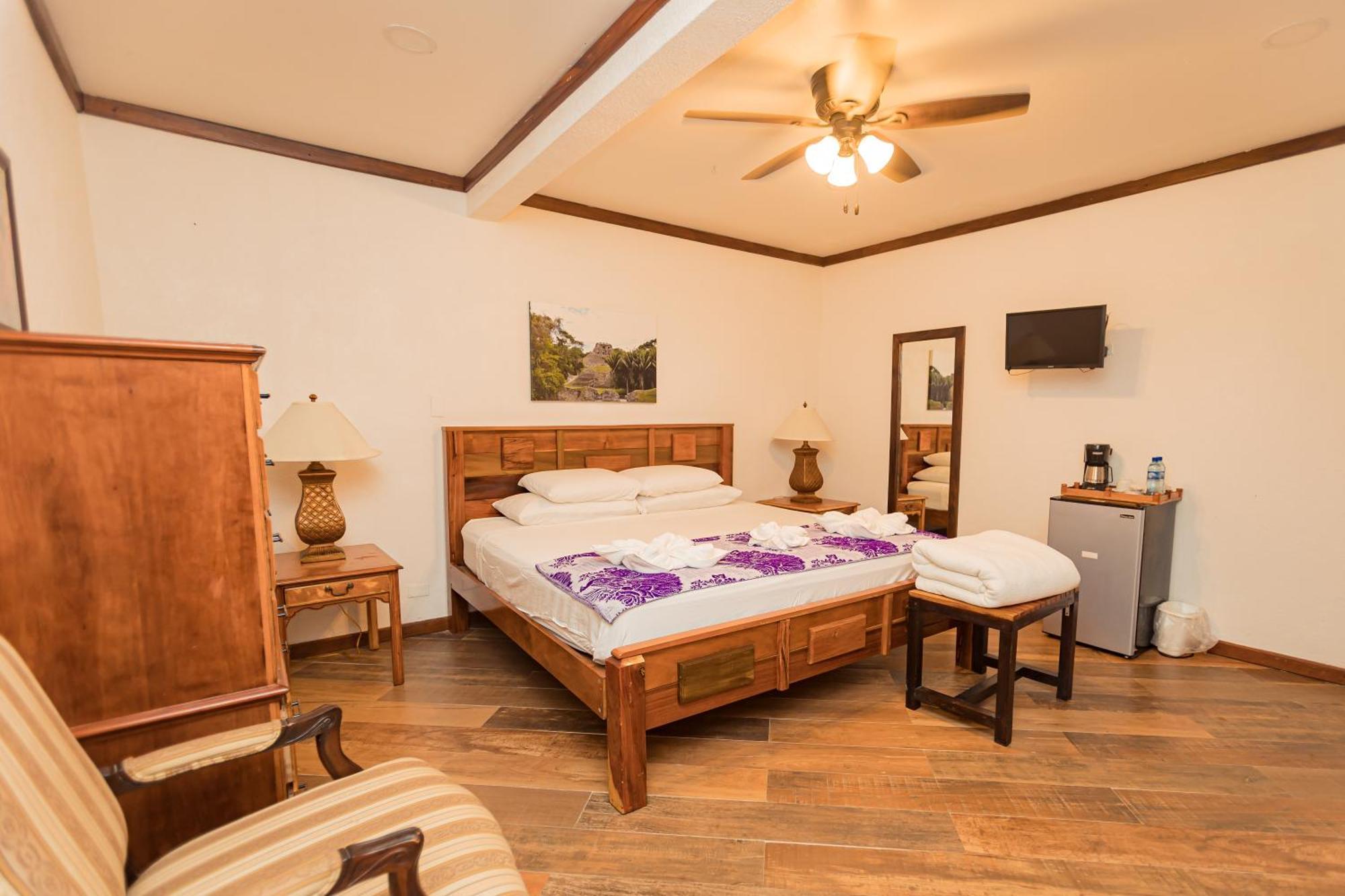 Falling Leaves Lodge Сан-Игнасио Экстерьер фото